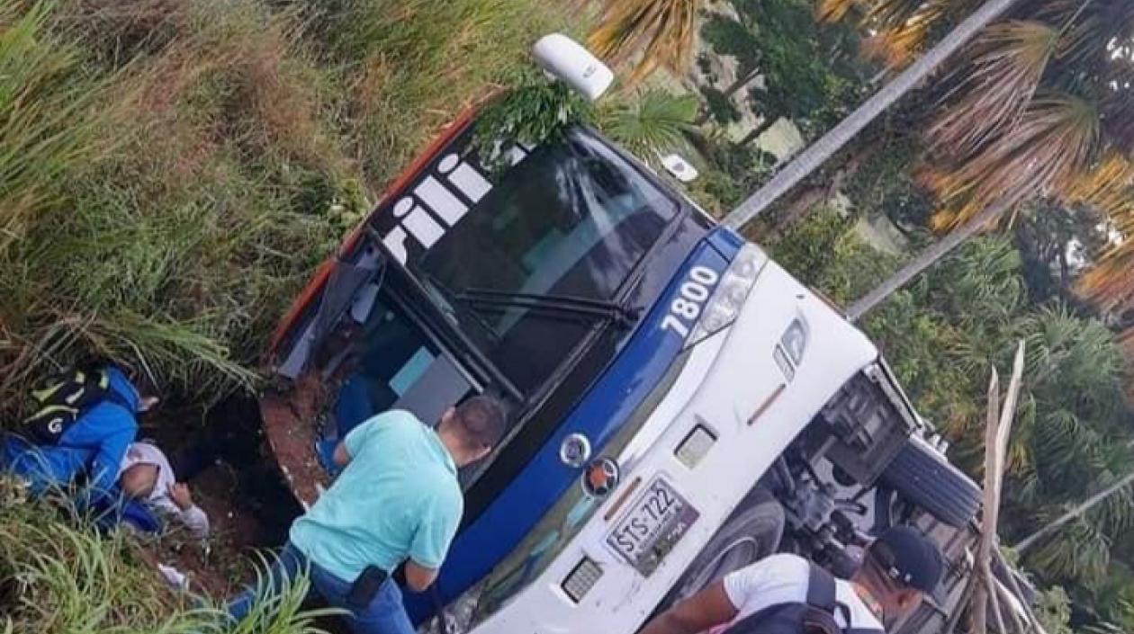 Este fue el bus volcado a la salida de Planeta Rica, Córdoba.