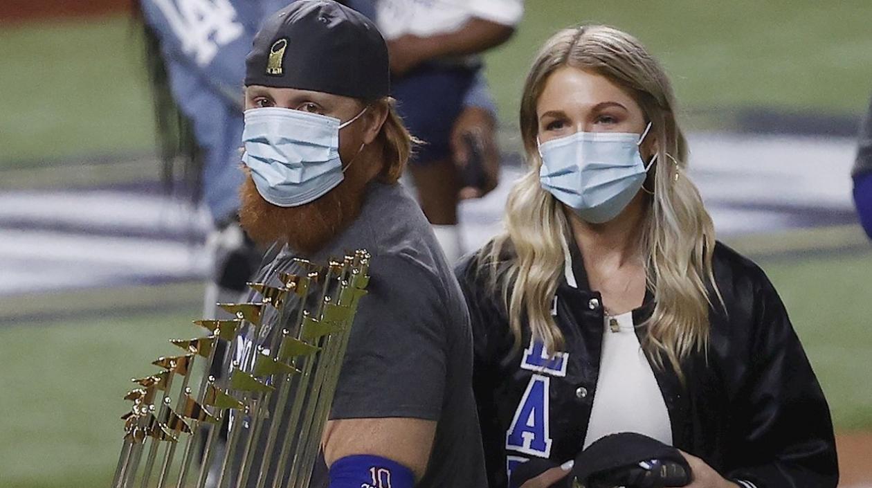 El antesalista de los Dodgers de Los Ángeles, Justin Turner, violó los protocolos del coronavirus cuando celebró en el campo con sus compañeros de equipo.