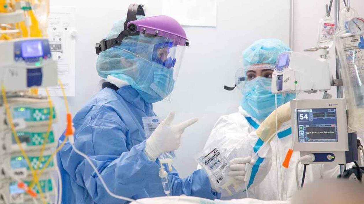 Médicos en una sala UCI atendiendo un paciente con Covid-19. 