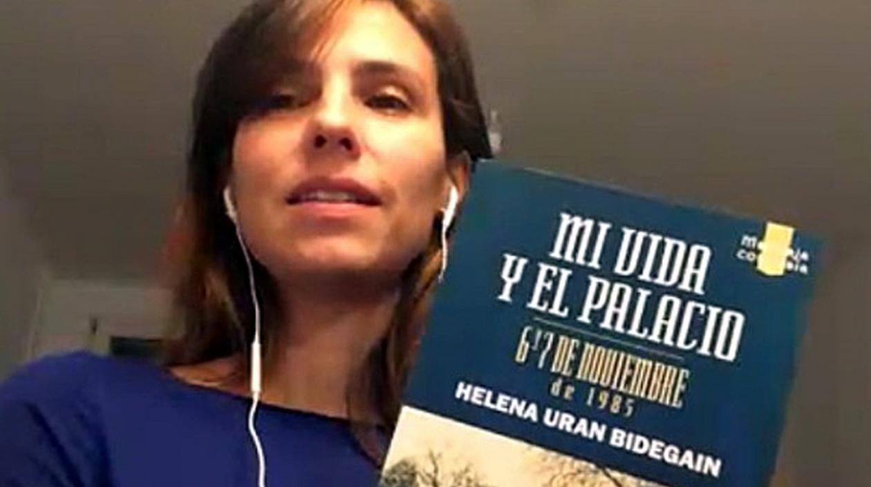 Captura de pantalla que muestra a la periodista Helena Urán durante una entrevista con Efe por videoconferencia sobre su libro "Mi vida y el Palacio", en Bogotá.