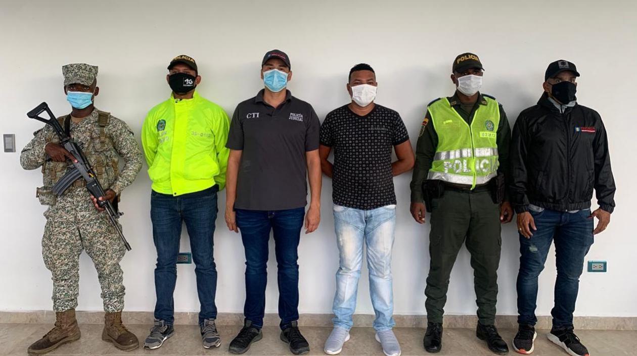 Un hombre, el cuarto de izquierda a derecha, fue capturado como presunto responsable del homicidio de la ambientalista Juana Perea.