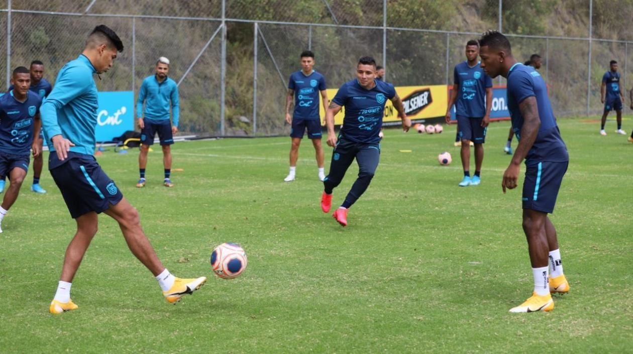 Jugadores de Ecuador realizan un entrenamiento. 