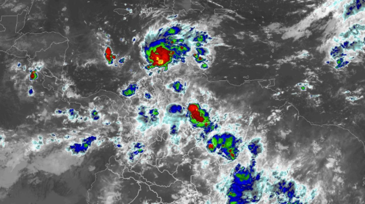 Imagen satelital de la onda tropical que avanza por el Mar Caribe. 