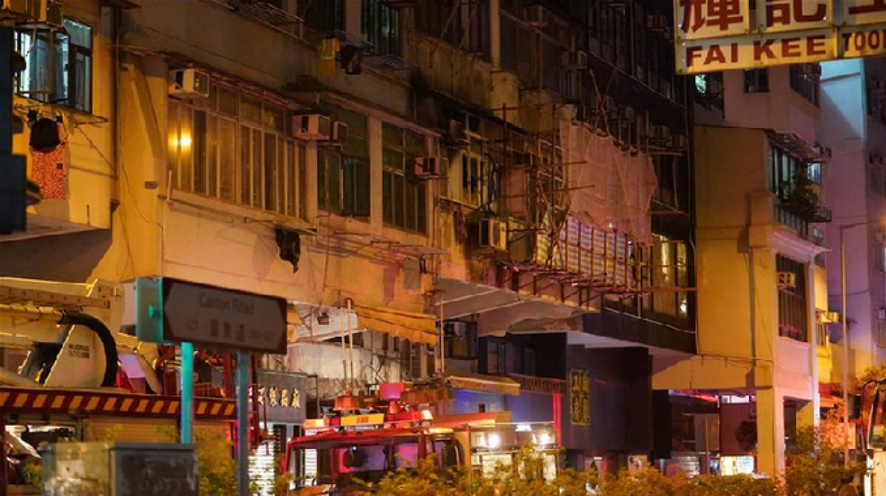 Edificio en Hong Kong donde se originó un incendio que dejó 7 muertos.
