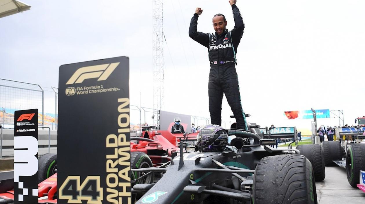 Lewis Hamilton, piloto británico, festeja el título mundial. 