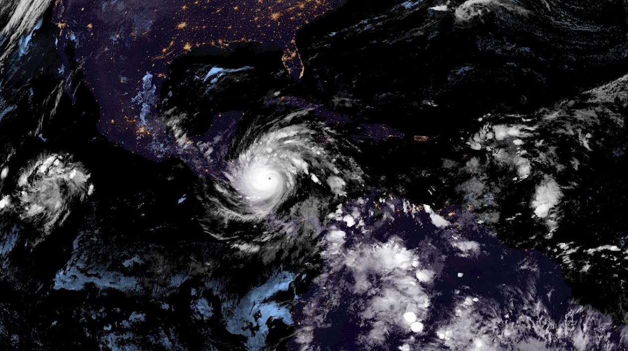 Fotografía satelital del ojo del huracán Iota.