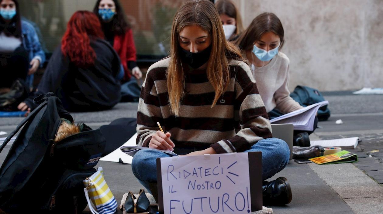 Protesta de jóvenes en Italia para la reapertura de colegios y universidades.
