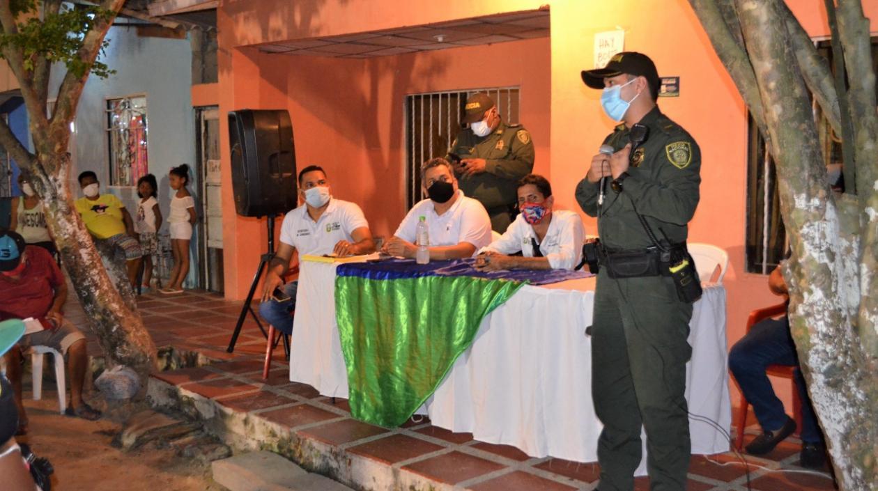 Reunión de la Policía y la Alcaldía con los habitantes del barrio Ferrocarril. 