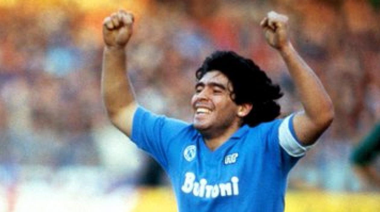 Foto de la mejor época de Diego Maradona con el Nápoles.
