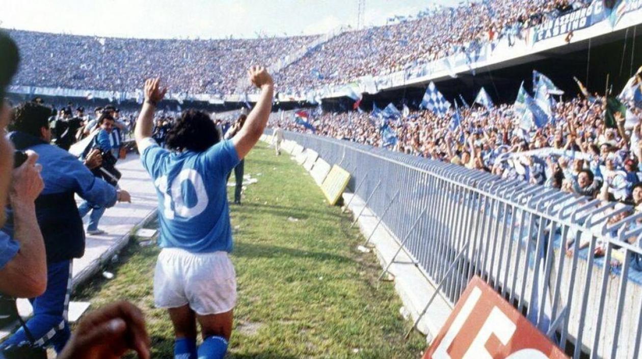 Diego Maradona en un partido en Nápoles. 
