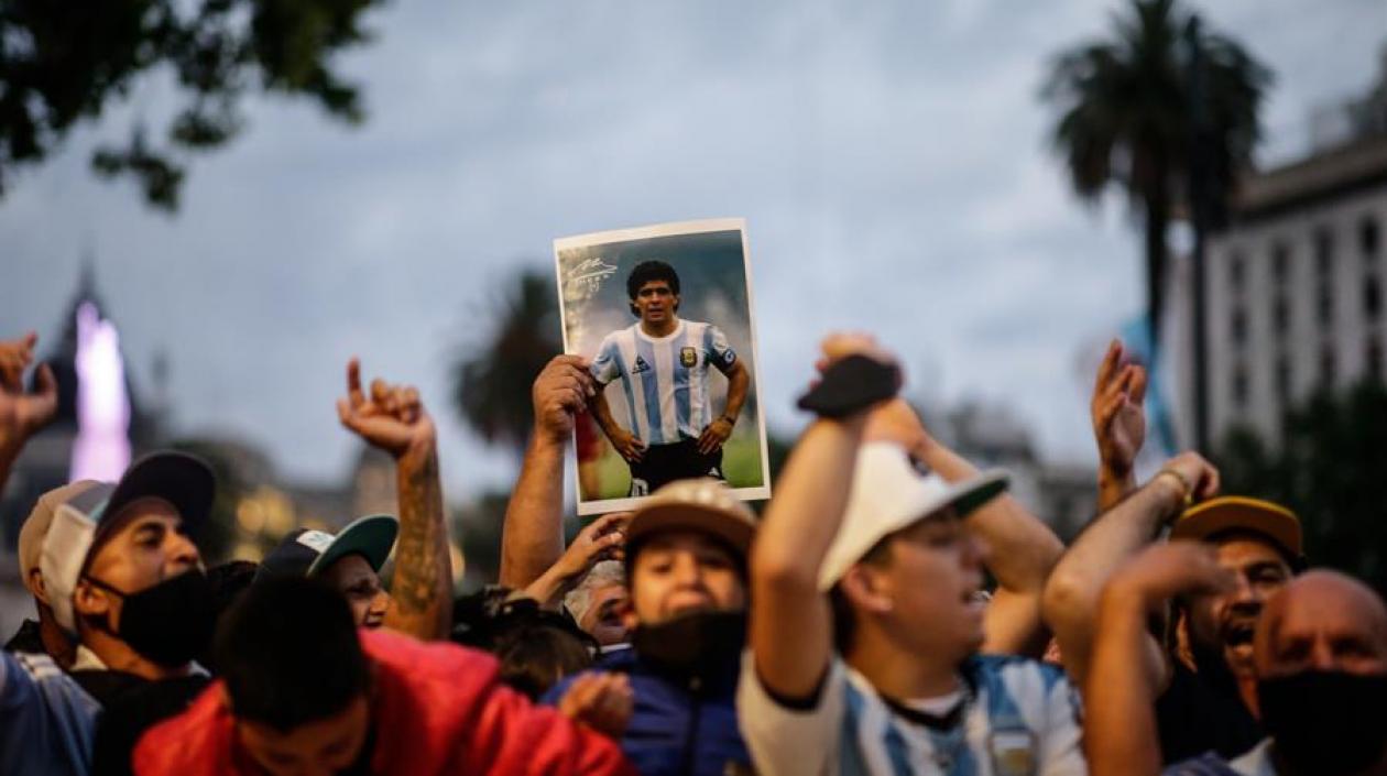 Miles de personas frente a la Casa Rosada en velación de Maradona