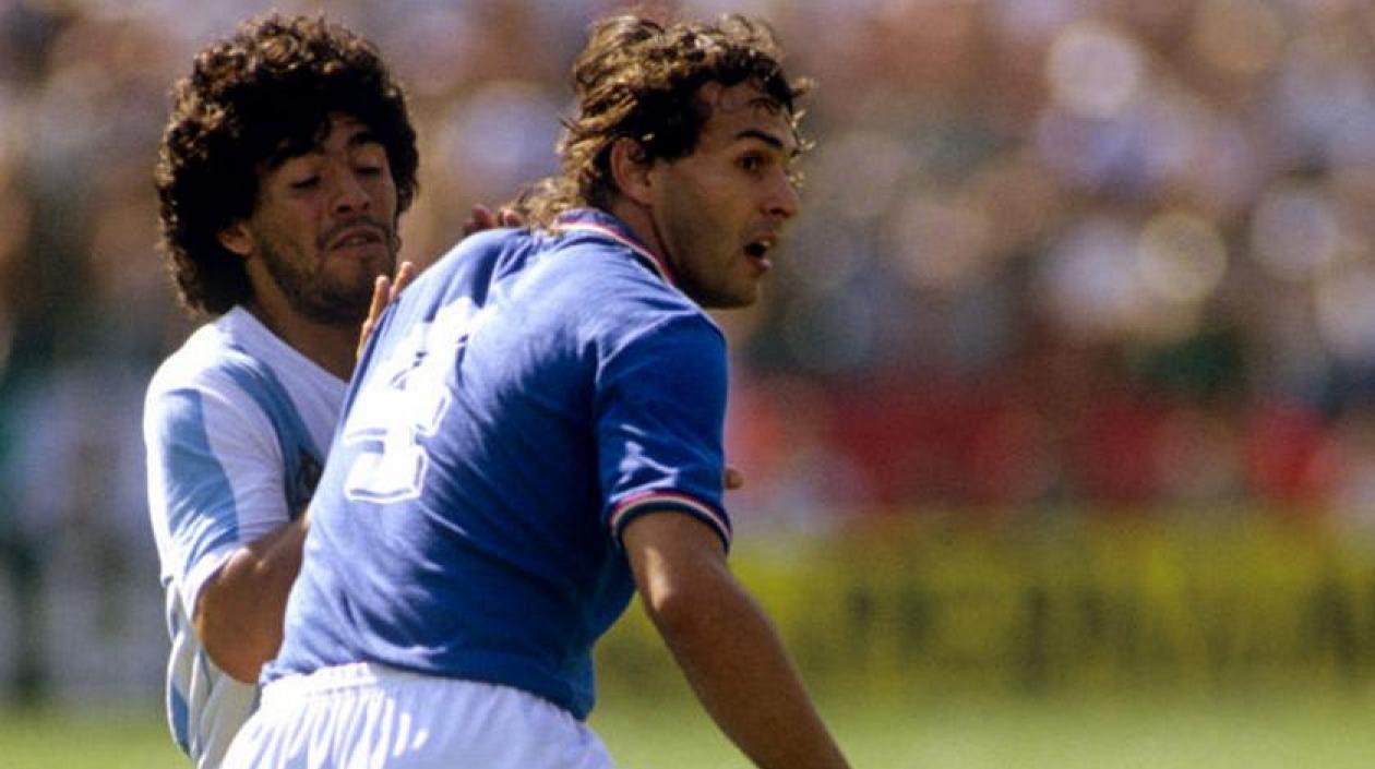 Antonio Cabrini marca a Diego Maradona, en el Mundial. 