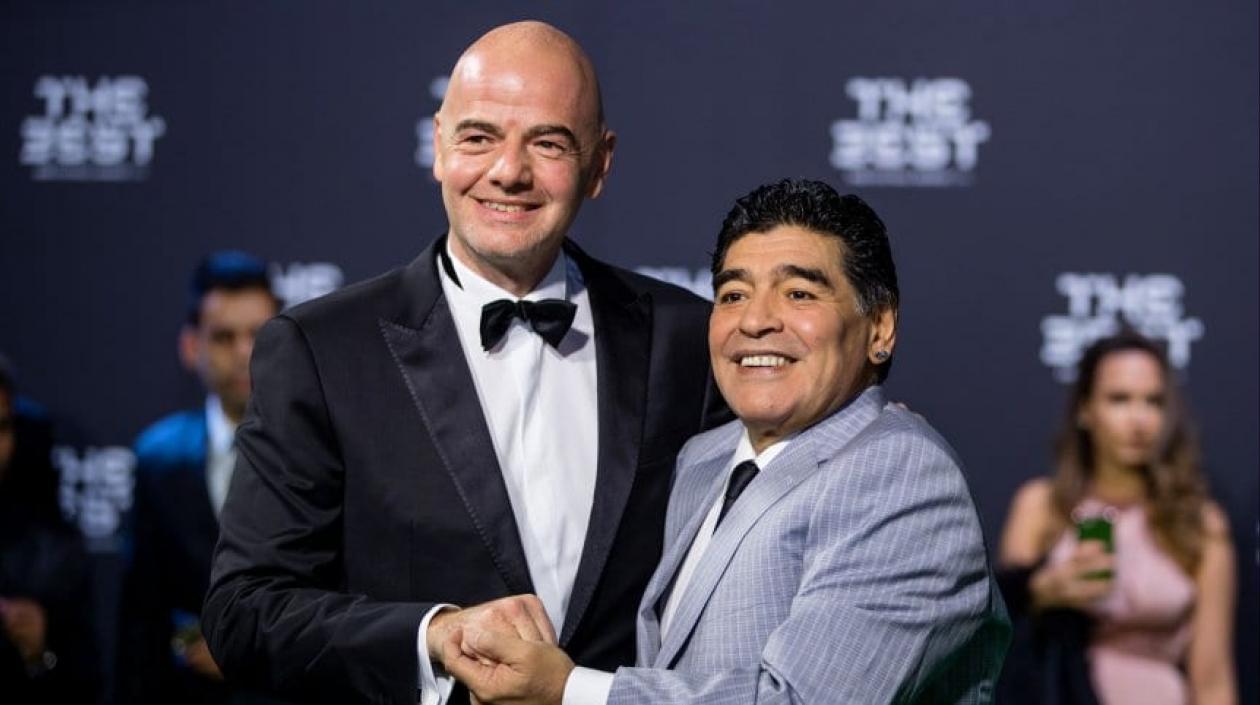 Gianni Infantino y Diego Maradona.