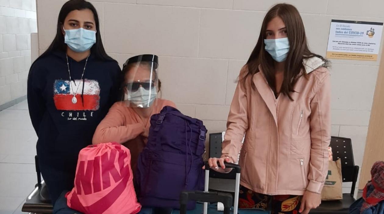 Yesica Orozco con dos de las colombianas que tuvieron que regresarse al país. Se encuentran en el aeropuerto El Dorado.