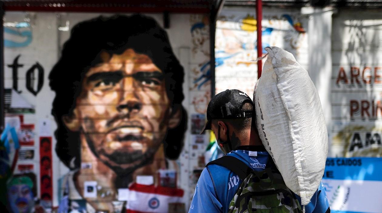 Mural con el rostro de Diego Maradona. 