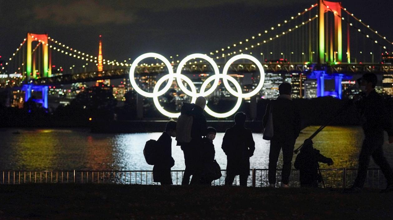 Decoración alusiva a los Juegos Olímpicos en el lago de Odaiba, en Tokio.