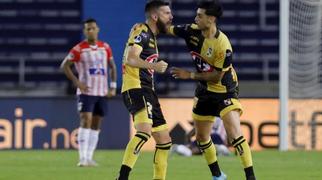 Federico Pereyra y Raúl Osorio de Coquimbo celebran un gol