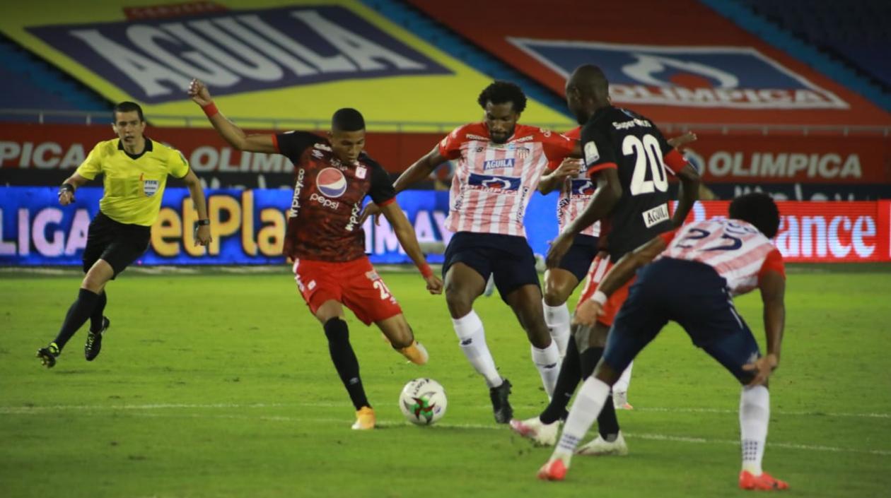 Didier Moreno incursionando en jugada ofensiva.