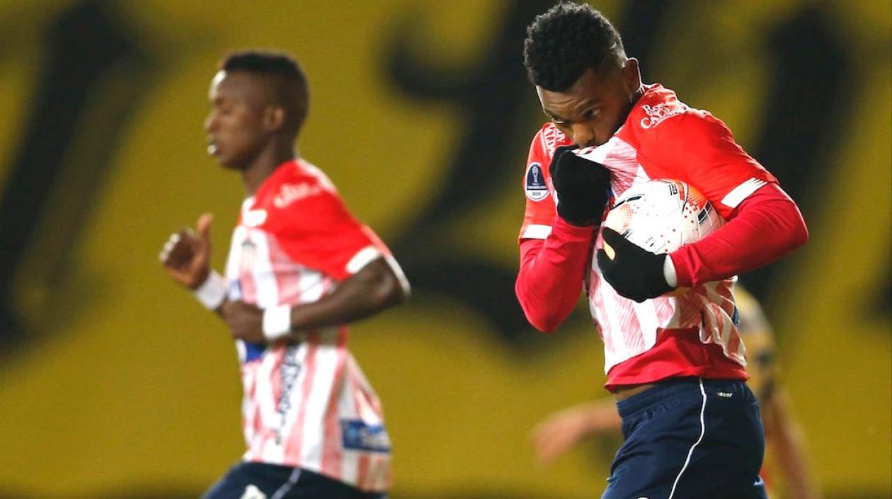 Miguel Ángel Borja besando la camiseta juniorista al celebrar el gol ante Coquimbo ayer en Chile.