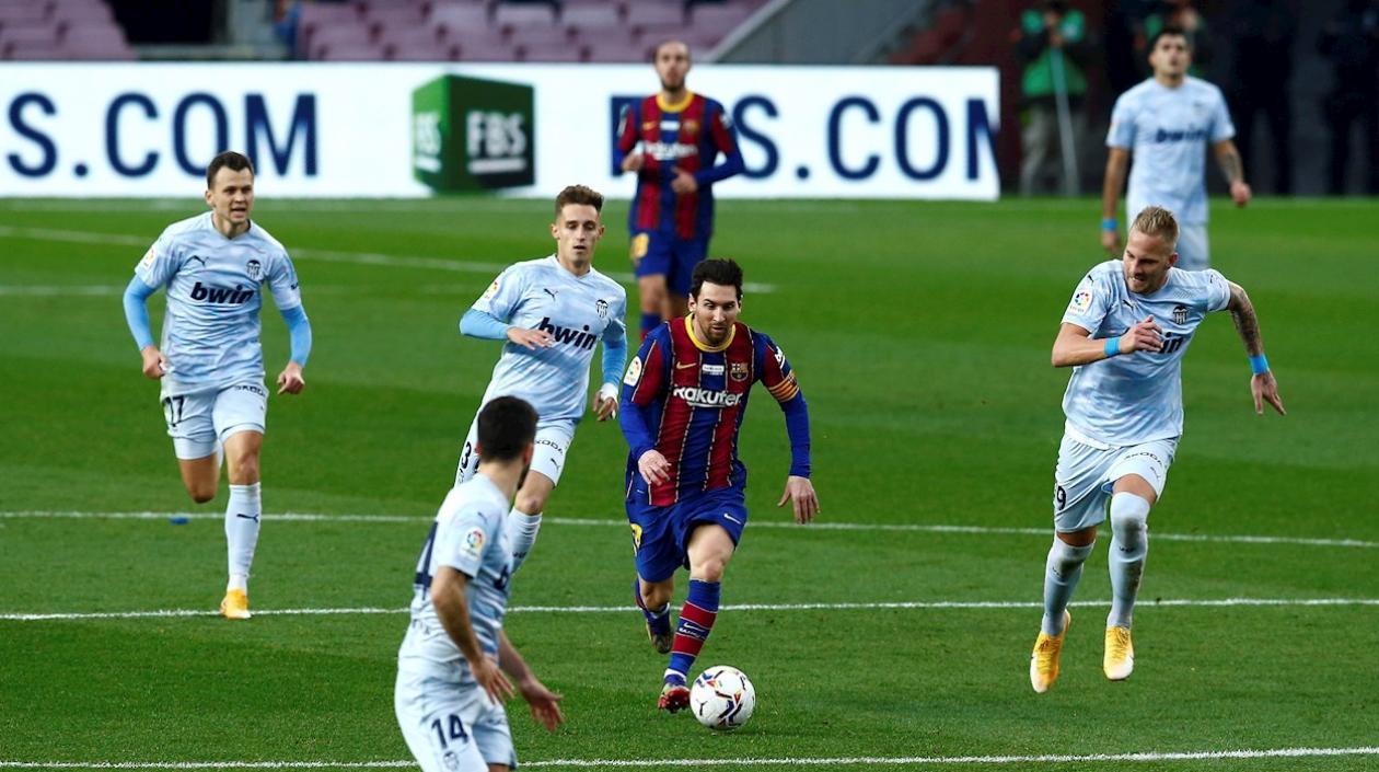 Lionel Messi conduce la pelota ante la marca de varios rivales. 