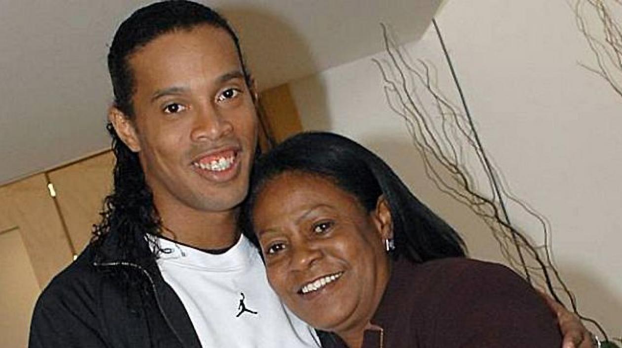 Ronaldinho y su mamá, Miguelina Eloi Assis.