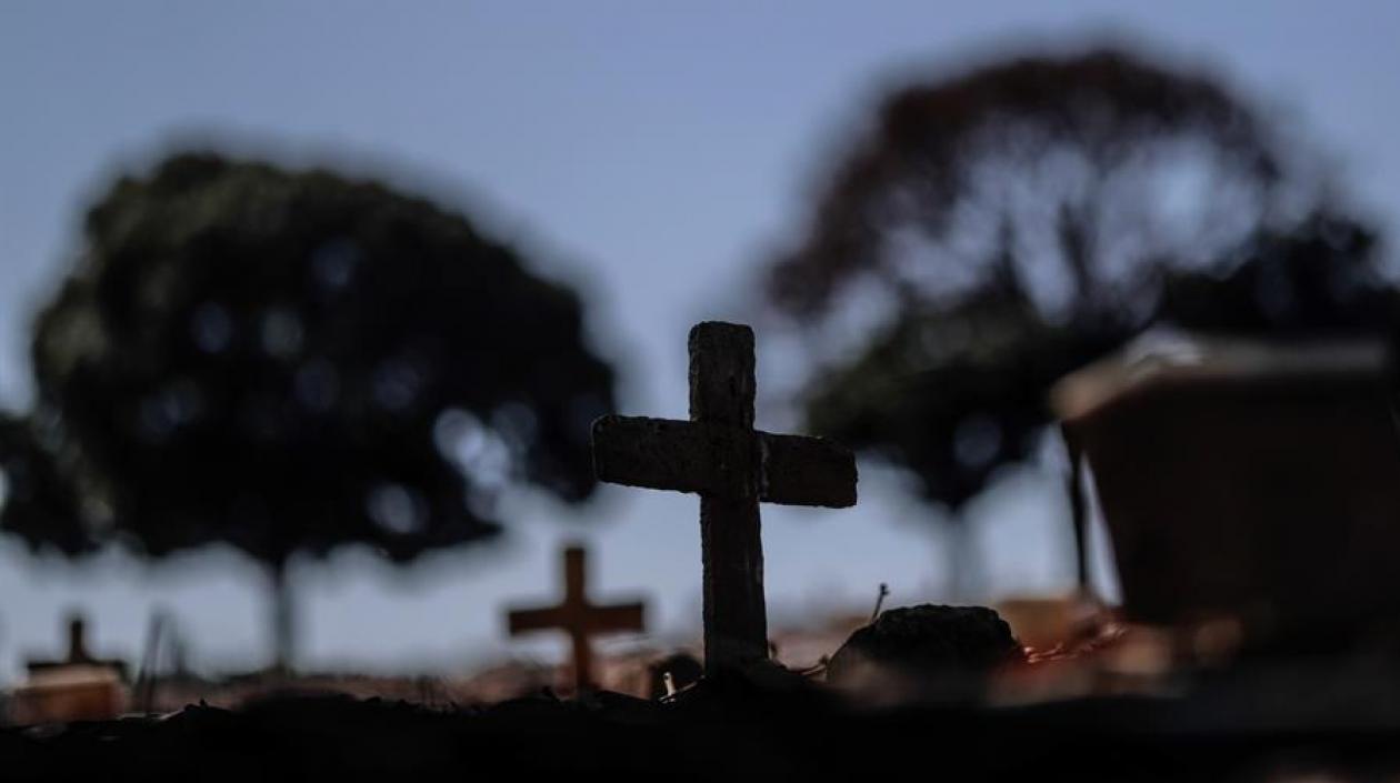 Vista de cruces sobre las tumbas en el cementerio de Caju, en la ciudad de Río de Janeiro (Brasil).