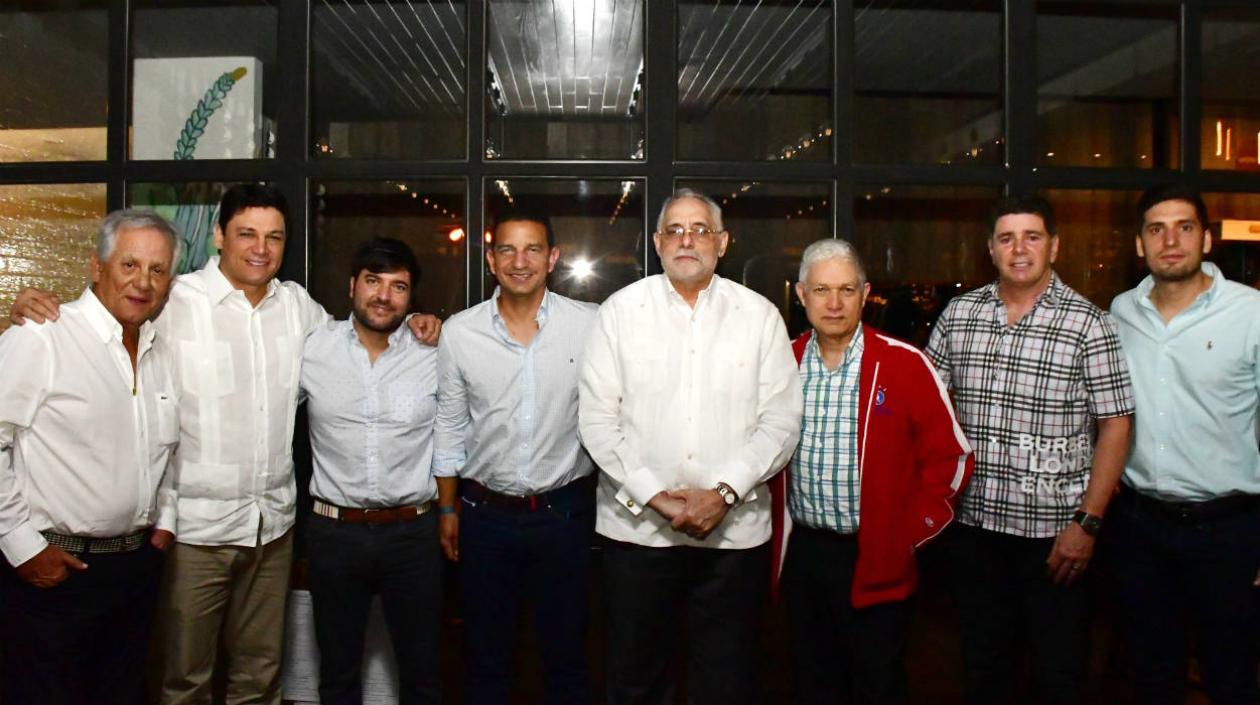 El alcalde Jaime Pumarejo y su delegación con el presidente de la Confederación de Béisbol del Caribe, Juan Francisco Puello.