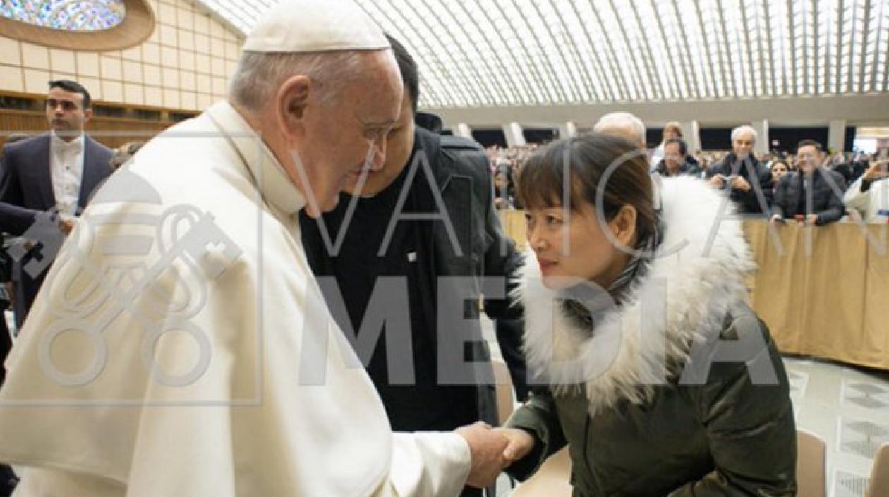 Papa Francisco y la mujer a la que agredió.