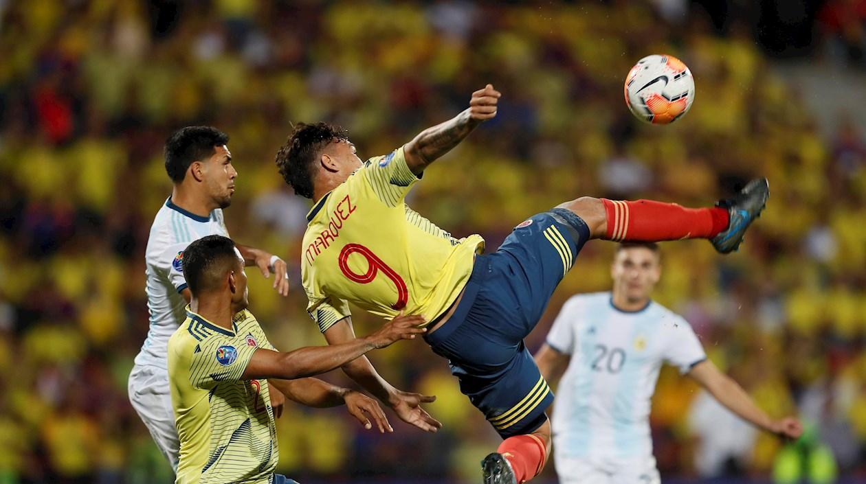 Ricardo Márquez de Colombia salta por el balón