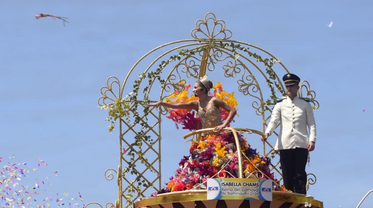 La Reina Isabella Chams lanzando flores al público.