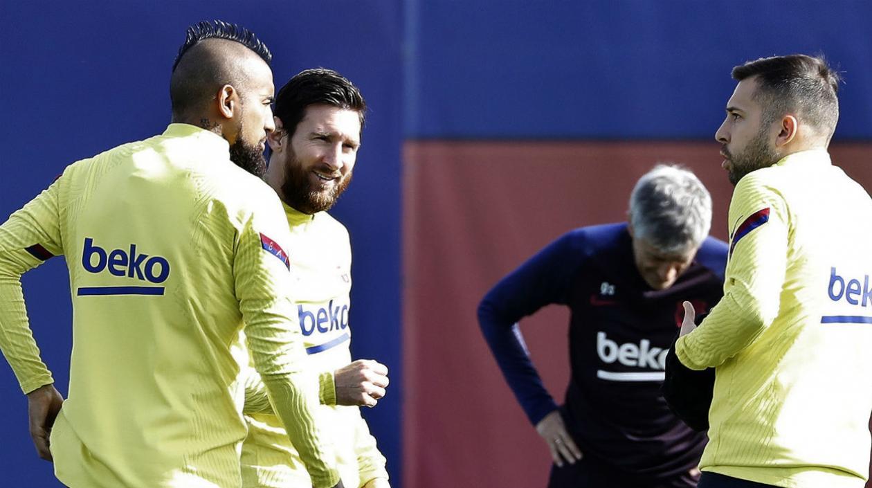 Arturo Vidal y Lionel Messi hablan con Jordi Alba. 