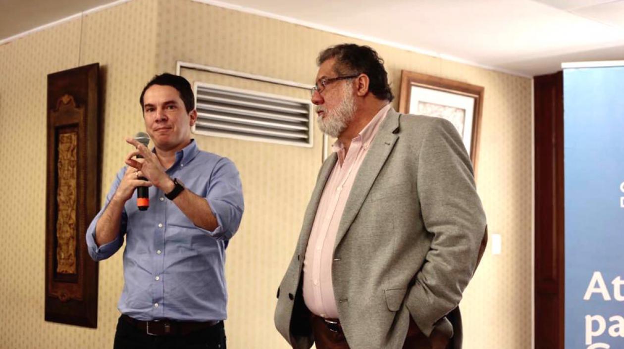 El Secretario de Desarrollo Económico, Miguel Vergara, y el consultor internacional Sergio González Rubiera.