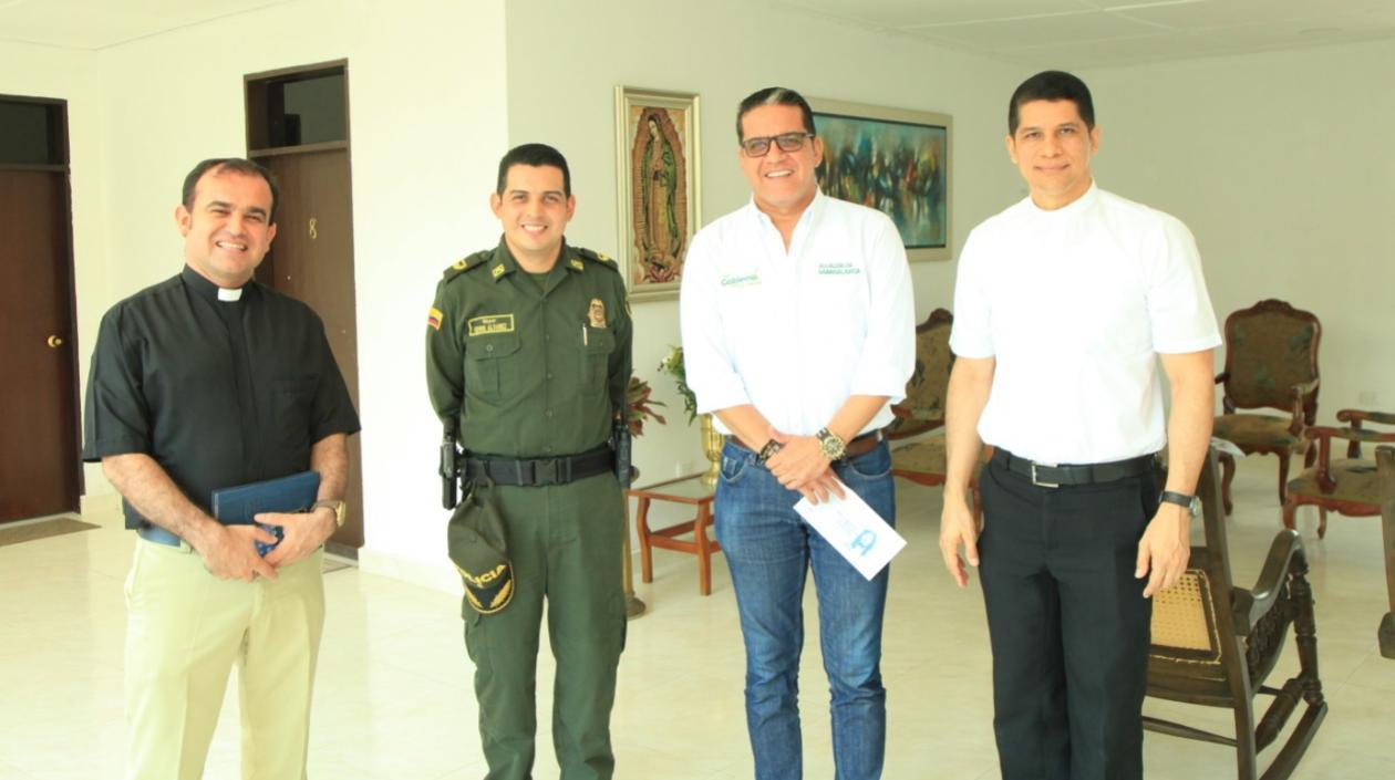 El alcalde Jorge Manotas, el mayor del Comando de Distrito, Edwin Álvarez y los párrocos: Gerardo Niebles, Lisandro Escalante y Carlos De la Hoz