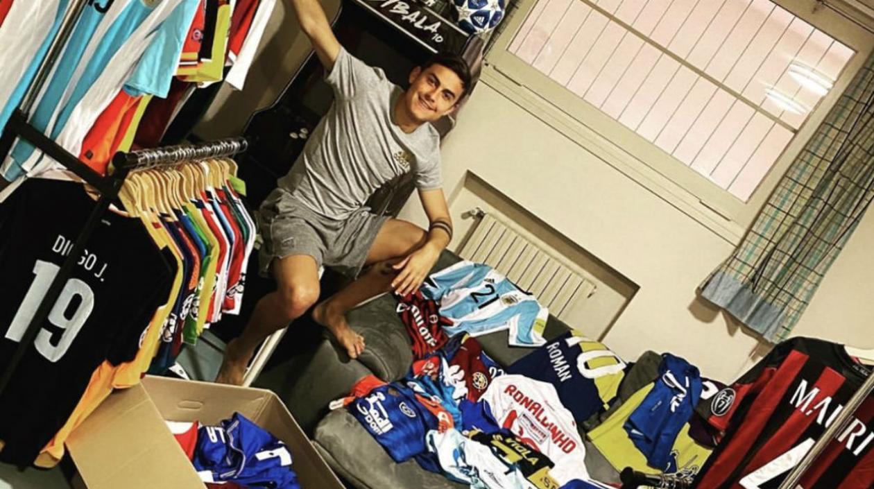 Paulo Dybala con todas las camisetas que colecciona. 