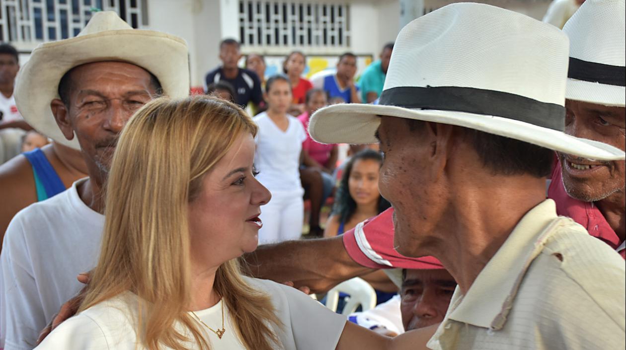 Gobernadora Elsa Noguera saluda a adultos mayores.