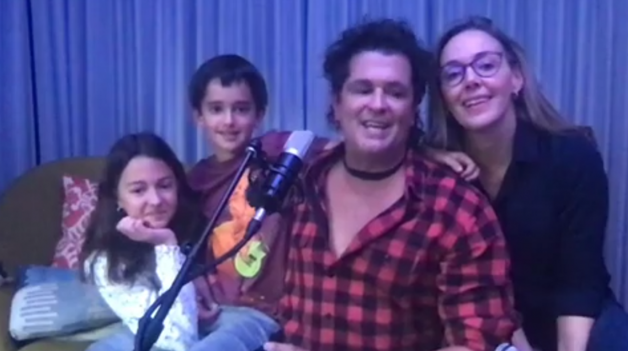 Carlos Vives y familia en el concierto virtual.