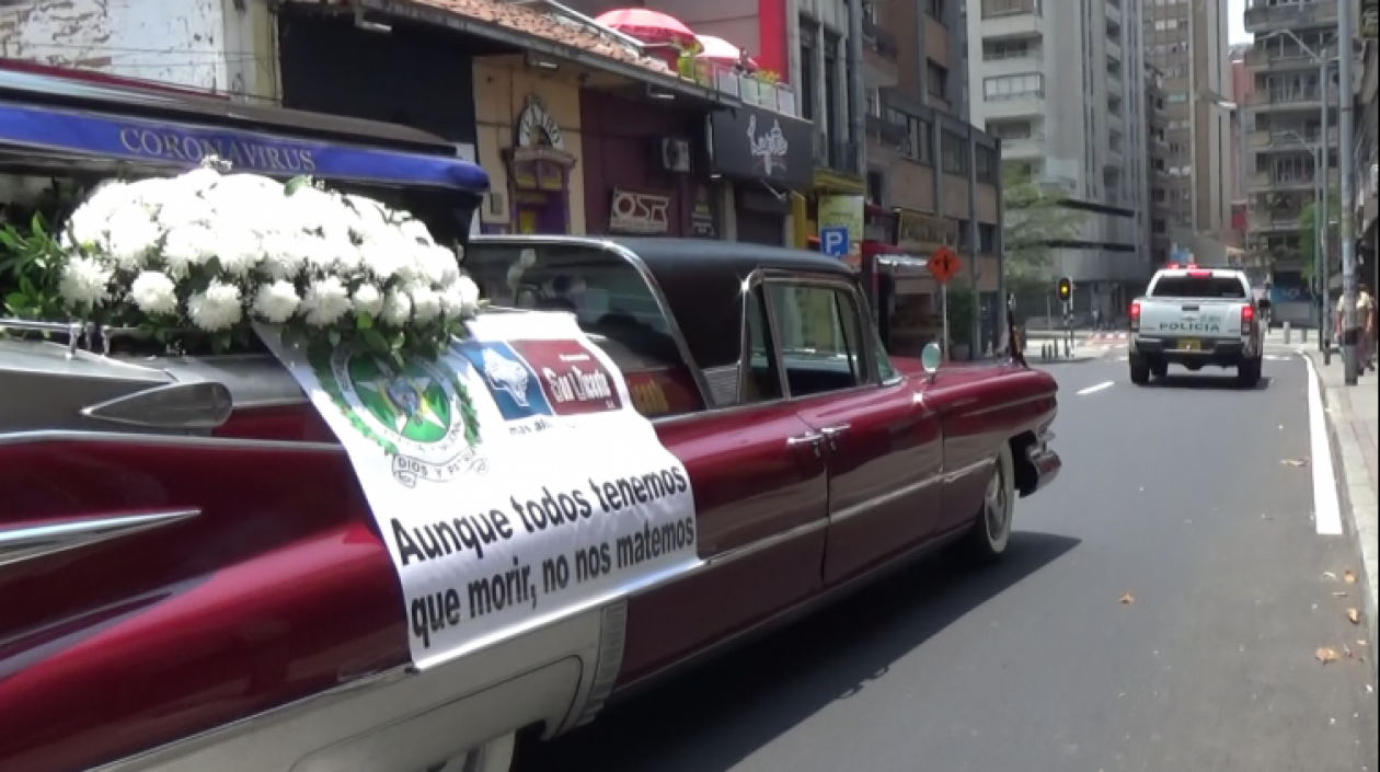 El coche fúnebre por las calles de Medellín.