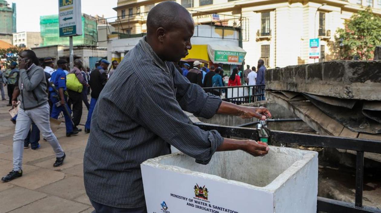 Un hombre se lava las manos en el país africano de Kenia como prevención para el Covid-19.