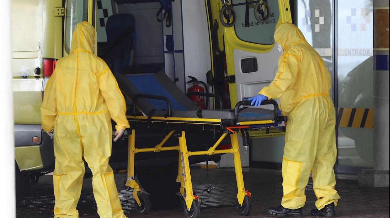 Personal del Servicio Canario de Salud prepara este jueves una ambulancia en la puerta de Urgencias del Hospital Universitario Insular de Gran Canaria. 