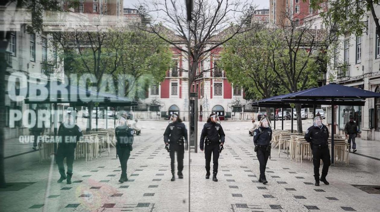 Policía vigila las calles de las ciudades de Portugal para que todos se mantengan en sus casas.