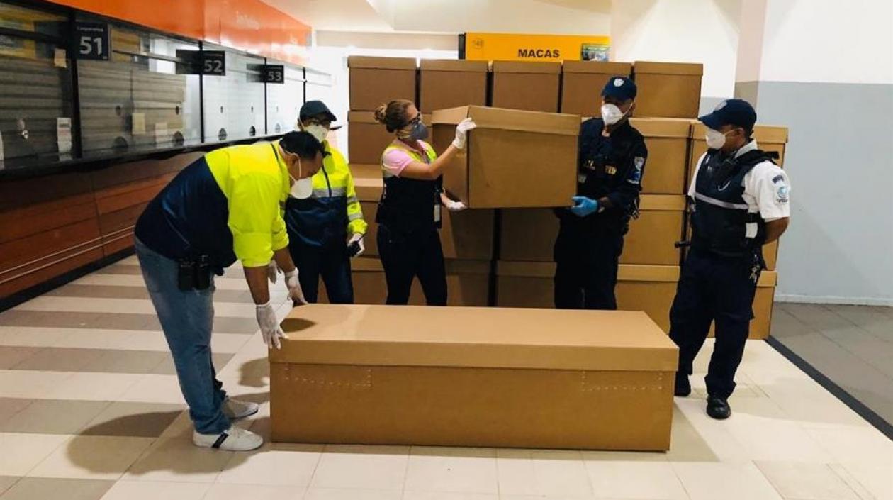 Ataúdes de cartón son almacenados este sábado en la terminal terrestre de Guayaquil (Ecuador).