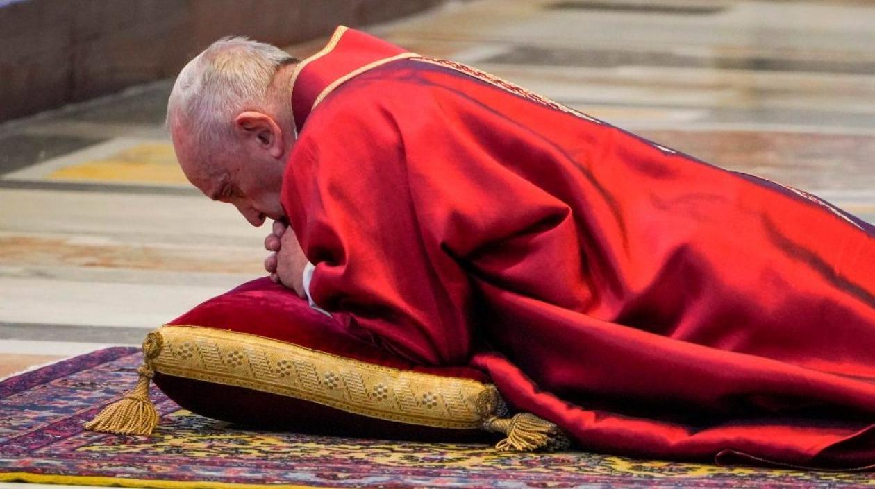 El acto comenzó con el Papa Francisco tendido durante unos minutos orando ante el altar papal.