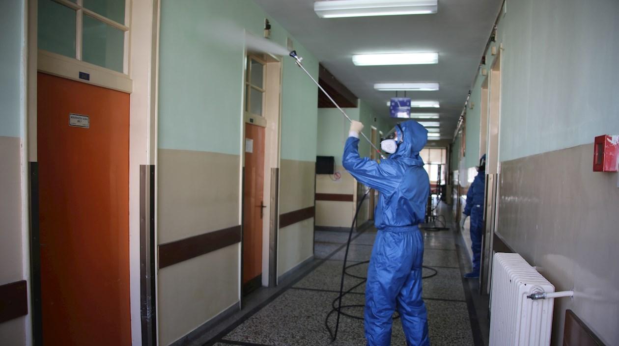 Hospital en Nis, Serbia, está siendo desinfectado.