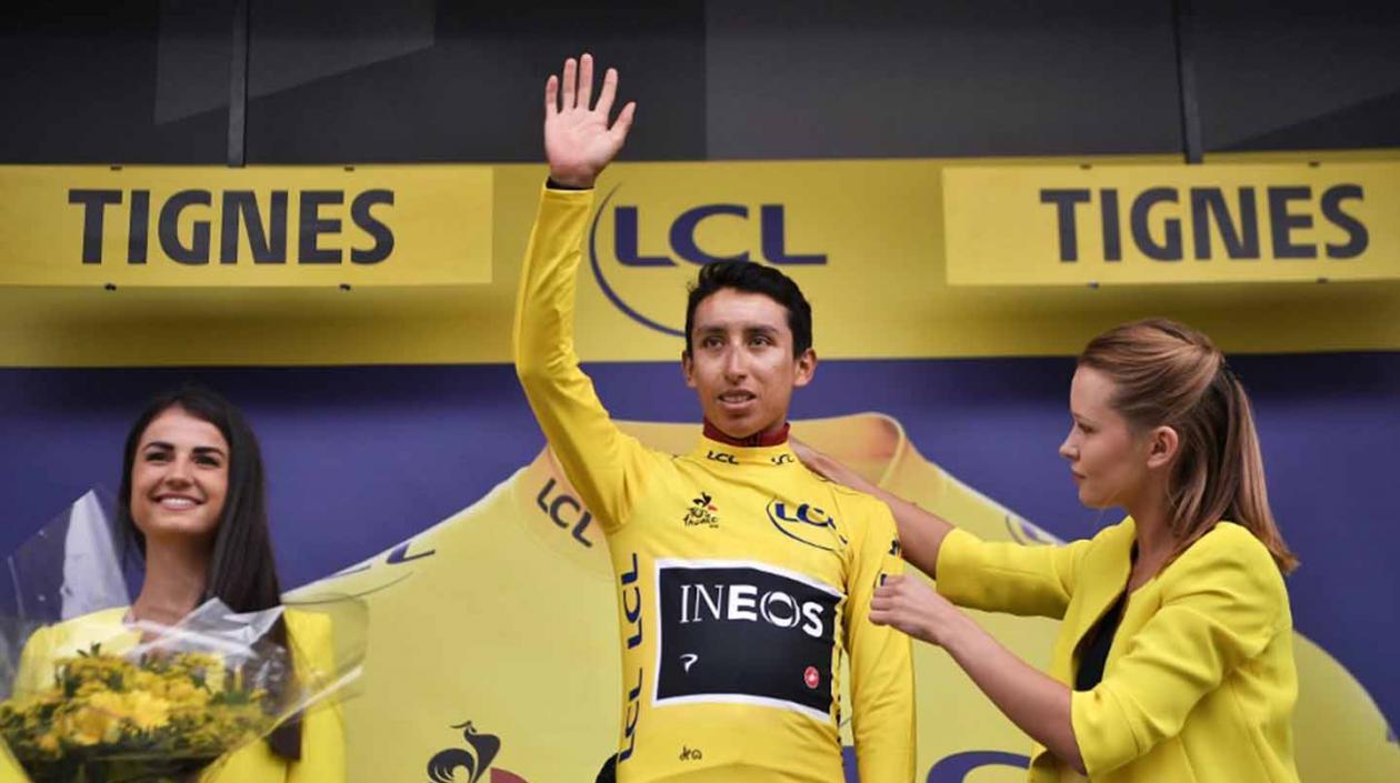 Egan Bernal con la camiseta de líder del Tour de Francia. 