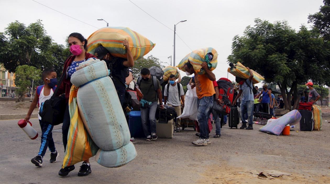 Ciudadanos venezolanos llevan sus pertenencias de regreso a su país.