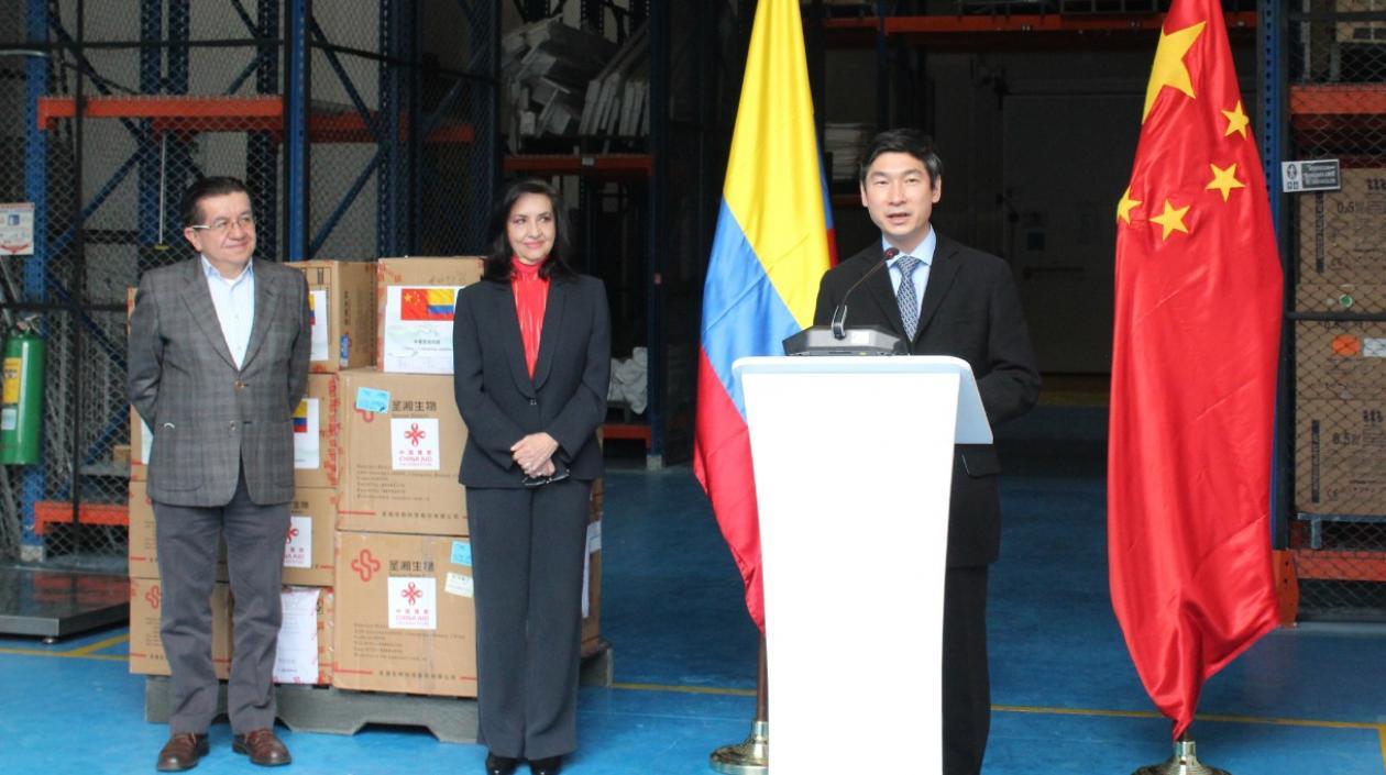 El embajador de China en Colombia, Lan Hu hizo entrega de donación.