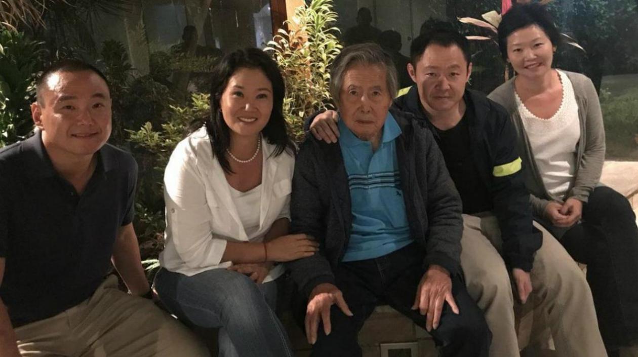 Alberto Fujimori y sus hijos.