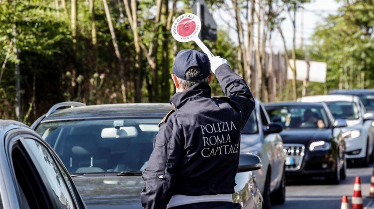 La Policía, en Roma, realiza estrictos controles para evitar aglomeraciones.