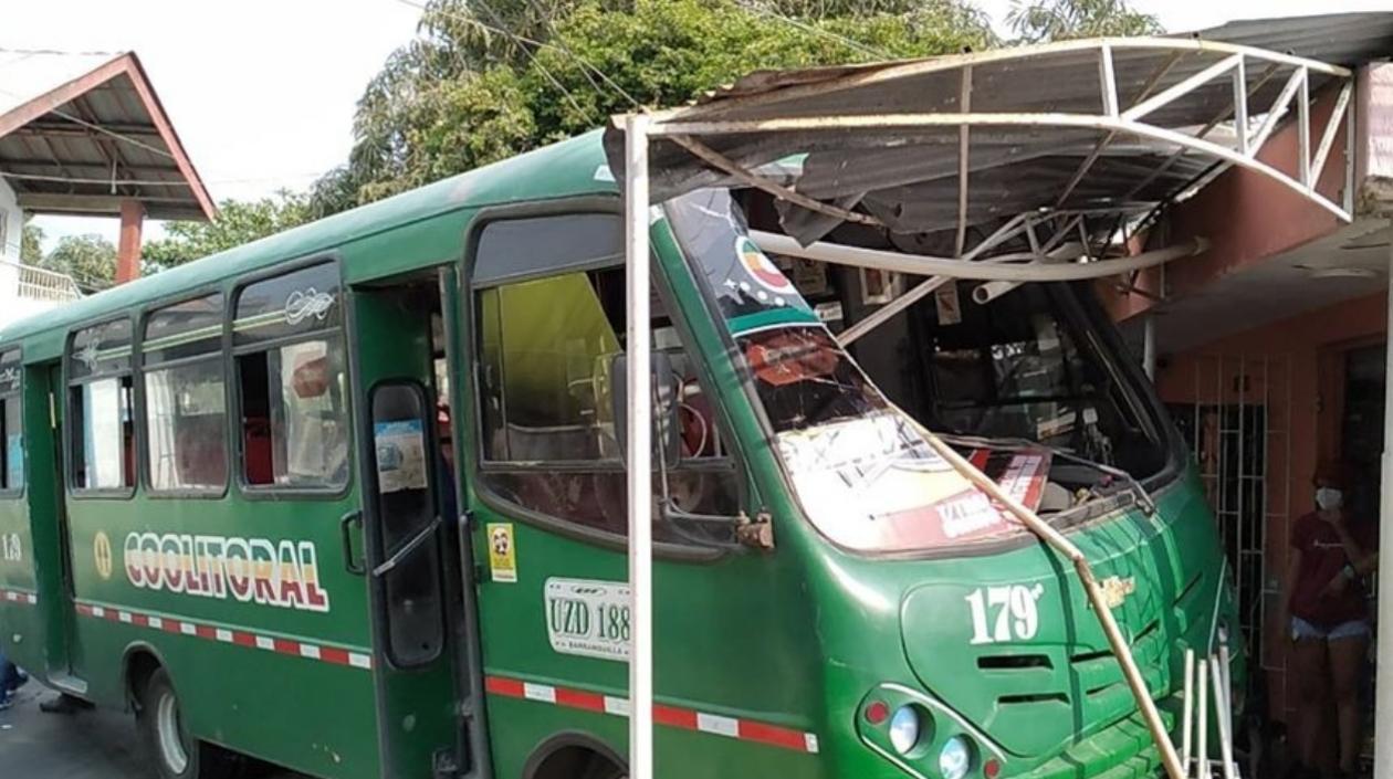 Así quedó el bus tras el accidente.