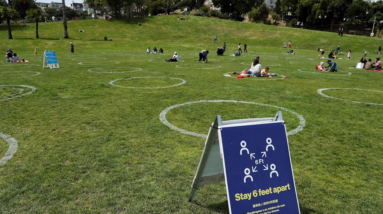 Nuevos círculos de distanciamiento social en Dolores Park en San Francisco, California, EE. UU.